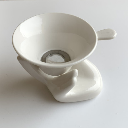 Рука и ситечко фарфоровые